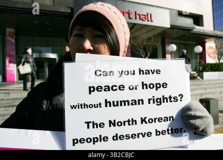 18 novembre 2009 - Séoul, Corée du Sud - Un manifestant sud-coréen participe à un rassemblement contre les violations des droits humains commises par la Corée du Nord, en prévision de la visite prévue du président Obama, près de l'ambassade des États-Unis à Séoul, en Corée du Sud. (Crédit image : © Dong-min Jang/ZUMA Press) Banque D'Images