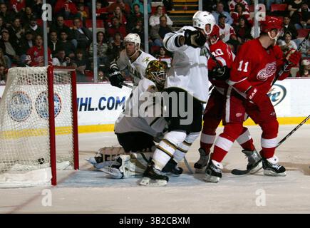 Les Red Wings de Detroit Henrik Zetterberg, arrière centre, a obtenu ce tir du gardien des Stars de Dallas Alex Auld pour couper l'avance des Stars à 2-1 en 2e période à Detroit, mi le mercredi 18 novembre 2009. Avant à droite se trouve Detroit Red Wings Daniel Cleary. JULIAN H. GONZALEZ/Detroit Free Press (crédit image : © Detroit Free Press/ZUMApress.com) Banque D'Images