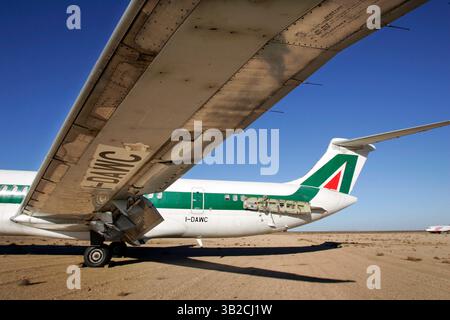 21 novembre 2009 - Mojave, Californie, États-Unis - un avion McDonnell Douglas MD-82 d'Alitalia Airlines est entreposé à l'aéroport de Mojave à Mojave. Avec moins de voyages en avion en raison de la récente récession, de nombreux avions inutilisés sont stockés ou démolis dans le désert californien. (Crédit image : © KC Alfred/ZUMA Press) Banque D'Images