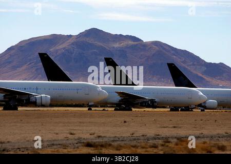 21 novembre 2009 - Mojave, Californie, États-Unis - les Boeing 767 d'Air Canada sont entreposés à l'aéroport de Mojave à Mojave. Avec moins de voyages en avion en raison de la récente récession, de nombreux avions inutilisés sont stockés ou démolis dans le désert californien. (Crédit image : © KC Alfred/ZUMA Press) Banque D'Images