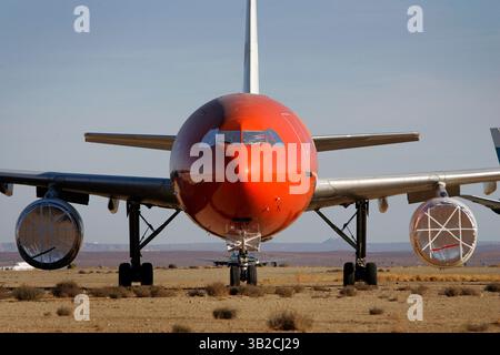 21 novembre 2009 - Mojave, Californie, États-Unis - Un Boeing 737 est entreposé à l'aéroport de Mojave à Mojave. Avec moins de voyages en avion en raison de la récente récession, de nombreux avions inutilisés sont stockés ou démolis dans le désert californien. (Crédit image : © KC Alfred/ZUMA Press) Banque D'Images