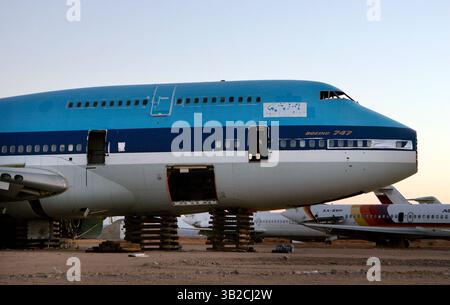 21 nov. 2009 - Mojave, Californie, États-Unis - Un avion Boeing 747 retiré est assis sur des pâtés de maisons à l'aéroport de Mojave à Mojave. Avec moins de voyages en avion en raison de la récente récession, de nombreux avions inutilisés sont stockés ou démolis dans le désert californien. (Crédit image : © KC Alfred/ZUMA Press) Banque D'Images