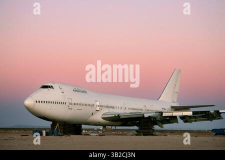 21 nov. 2009 - Mojave, Californie, États-Unis - Un avion Boeing 747 retiré est assis sur des pâtés de maisons à l'aéroport de Mojave à Mojave. Avec moins de voyages en avion en raison de la récente récession, de nombreux avions inutilisés sont stockés ou démolis dans le désert californien. (Crédit image : © KC Alfred/ZUMA Press) Banque D'Images