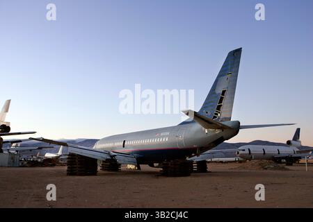 21 novembre 2009 - Mojave, Californie, États-Unis - Un avion 737 retiré de United Airlines est assis sur des blocs à l'aéroport de Mojave à Mojave. Avec moins de voyages en avion en raison de la récente récession, de nombreux avions inutilisés sont stockés ou démolis dans le désert californien. (Crédit image : © KC Alfred/ZUMA Press) Banque D'Images