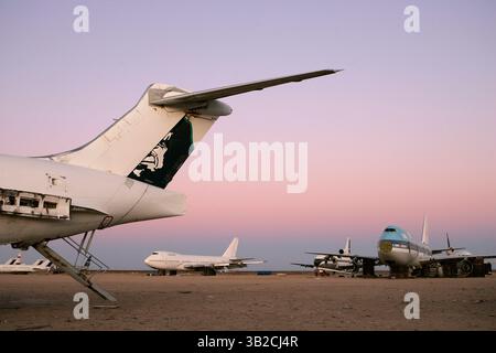 21 novembre 2009 - Mojave, Californie, États-Unis - un avion McDonnell Douglas MD-80 d'Alaska Airlines est entreposé à l'aéroport de Mojave à Mojave. Avec moins de voyages en avion en raison de la récente récession, de nombreux avions inutilisés sont stockés ou démolis dans le désert californien. (Crédit image : © KC Alfred/ZUMA Press) Banque D'Images