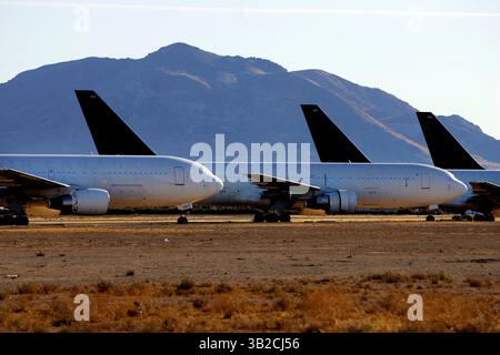 21 novembre 2009 - Mojave, Californie, États-Unis - les Boeing 767 d'Air Canada sont entreposés à l'aéroport de Mojave à Mojave. Avec moins de voyages en avion en raison de la récente récession, de nombreux avions inutilisés sont stockés ou démolis dans le désert californien. (Crédit image : © KC Alfred/ZUMA Press) Banque D'Images