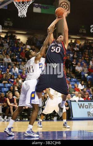 30 novembre 2009 - San Jose, Californie, États-Unis d'Amérique - 30 novembre 2009 : Omar Samhan #50 du Saint Mary's College Gaels prend un tir sous la pression de Chris Oakes #30 des San Jose State Spartans pendant la deuxième moitié d'un match de basket-ball de la NCAA au Event Center de San Jose, CA. (Crédit image : © Chris Talley/Cal Sport Media/ZUMApress.com) Banque D'Images