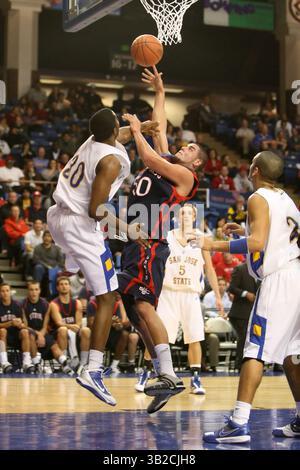 30 novembre 2009 - San Jose, Californie, États-Unis d'Amérique - 30 novembre 2009 : Omar Samhan #50 des Gaels du Saint Mary's College prend un tir pendant la seconde moitié d'un match de basket-ball de la NCAA contre les Spartans de San Jose State au Event Center de San Jose, CA. (Crédit image : © Chris Talley/Cal Sport Media/ZUMApress.com) Banque D'Images