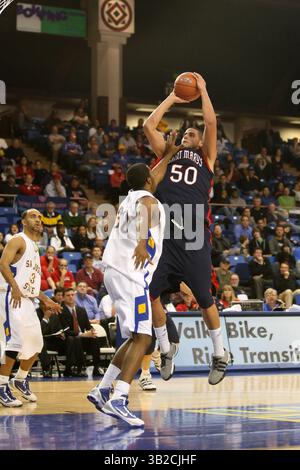 30 novembre 2009 - San Jose, Californie, États-Unis d'Amérique - 30 novembre 2009 : Omar Samhan #50 du Saint Mary's College Gaels prend un tir sous la pression de Chris Oakes #30 des San Jose State Spartans pendant la deuxième moitié d'un match de basket-ball de la NCAA au Event Center de San Jose, CA. (Crédit image : © Chris Talley/Cal Sport Media/ZUMApress.com) Banque D'Images