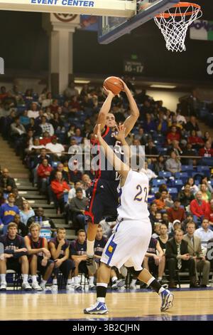 30 novembre 2009 - San Jose, Californie, États-Unis d'Amérique - 30 novembre 2009 : Omar Samhan #50 des Gaels du Saint Mary's College prend un coup de feu sous la pression de C.J. Webster #22 des Spartans de San Jose State pendant la deuxième moitié d'un match de basket-ball de la NCAA au Event Center de San Jose, CA. (Crédit image : © Chris Talley/Cal Sport Media/ZUMApress.com) Banque D'Images