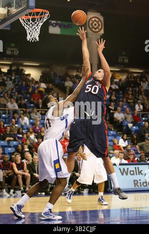 30 novembre 2009 - San Jose, Californie, États-Unis d'Amérique - 30 novembre 2009 : Omar Samhan #50 du Saint Mary's College Gaels prend un tir sous la pression de Chris Oakes #30 des San Jose State Spartans pendant la deuxième moitié d'un match de basket-ball de la NCAA au Event Center de San Jose, CA. (Crédit image : © Chris Talley/Cal Sport Media/ZUMApress.com) Banque D'Images