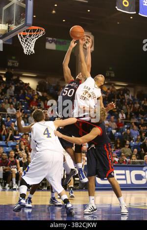 30 novembre 2009 - San Jose, Californie, États-Unis d'Amérique - 30 novembre 2009 : Omar Samhan #50 des Gaels du Saint Mary's College et Mac Peterson #33 des Spartans de San Jose State se battent pour un rebond pendant la deuxième moitié d'un match de basket-ball de la NCAA au Event Center de San Jose, CA. (Crédit image : © Chris Talley/Cal Sport Media/ZUMApress.com) Banque D'Images