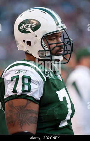 29 novembre 2009 - East Rutherford, New Jersey, États-Unis - novembre 29 2009 : les jets s'attaquent à Wayne Hunter (78) lors d'un match NFL entre les jets de New York et les Panthers de la Caroline au Giants Stadium à East Rutherford, New Jersey. Les jets ont battu les Panthers 17-6.(image crédit : © Duncan Williams/Cal Sport Media/ZUMApress.com) Banque D'Images