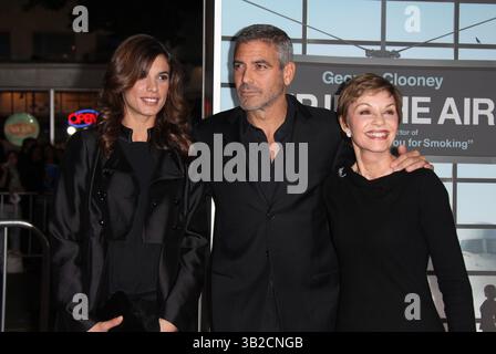 Nov 30, 2009 - Westwood, Californie, États-Unis - L'acteur GEORGE CLOONEY, sa mère NINA et le mannequin ELISABETTA CANALIS arrivant à la première 'Up in the Air' Los Angeles tenue au Mann Village Theatre. (Crédit image : © Lisa O'Connor/ZUMA Press) Banque D'Images