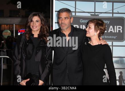 Nov 30, 2009 - Westwood, Californie, États-Unis - L'acteur GEORGE CLOONEY, sa mère NINA et le mannequin ELISABETTA CANALIS arrivant à la première 'Up in the Air' Los Angeles tenue au Mann Village Theatre. (Crédit image : © Lisa O'Connor/ZUMA Press) Banque D'Images