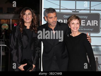 Nov 30, 2009 - Westwood, Californie, États-Unis - L'acteur GEORGE CLOONEY, sa mère NINA et le mannequin ELISABETTA CANALIS arrivant à la première 'Up in the Air' Los Angeles tenue au Mann Village Theatre. (Crédit image : © Lisa O'Connor/ZUMA Press) Banque D'Images