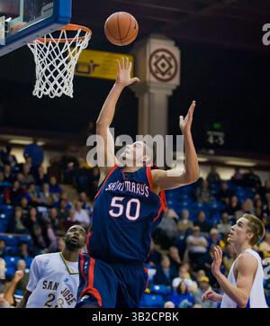 01, 2009 - San Jose, CA, États-Unis d'Amérique - 30 novembre 2009 : le centre de Saint Mary's Omar Samhan #50 en action pendant le match de basket-ball de la NCAA entre les Spartans de San Jose State et les Gaels de Saint Mary's au Event Center de San Jose State à San Jose, CA. Saint Mary's a battu SJSU 78-71. â© Damon Tarver/CSM (crédit image : © Damon Tarver/Cal Sport Media/ZUMApress.com) Banque D'Images