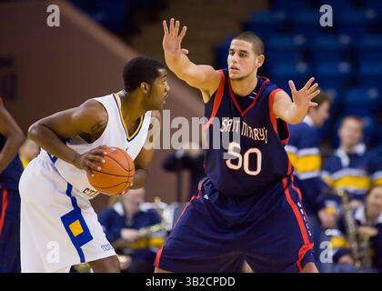 01, 2009 - San Jose, CA, États-Unis d'Amérique - 30 novembre 2009 : le centre de Saint Mary's Omar Samhan #50 en action pendant le match de basket-ball de la NCAA entre les Spartans de San Jose State et les Gaels de Saint Mary's au Event Center de San Jose State à San Jose, CA. Saint Mary's a battu SJSU 78-71. â© Damon Tarver/CSM (crédit image : © Damon Tarver/Cal Sport Media/ZUMApress.com) Banque D'Images