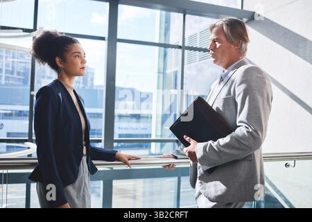 Bureau, document et écoute des gens d'affaires pour la rencontre, la représentation et le plaidoyer pour l'immigration. Carrière, cliente et avocate mature Banque D'Images
