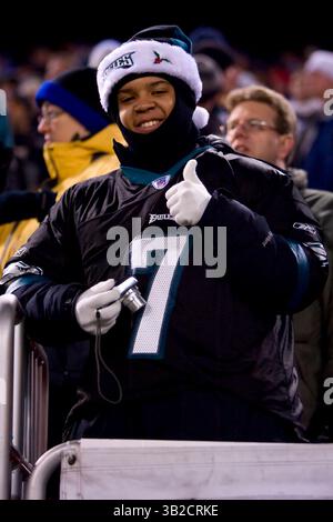 14 décembre 2009 - East Rutherford, New Jersey, États-Unis - 13 décembre 2009 : Michael Vick (7 ans), quarterback des Philadelphia Eagles, est satisfait de ce qu'ils voient lors du match de la NFL entre les Philadelphia Eagles et les New York Giants au Giants Stadium d'East Rutherford, New Jersey. Les Aigles battent les géants, 45-38.(image crédit : © Chris Szagola/Cal Sport Media/ZUMApress.com) Banque D'Images