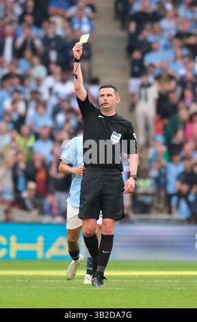 Londres, Royaume-Uni. 27 avril 2025. Londres, Angleterre - avril 27 : L'arbitre Michael Oliver montre à Stefan Ortega Moreno de Manchester City le carton jaune pour perte de temps lors du match de demi-finale de la FA Cup 2024/25 entre Nottingham Forest FC et Manchester City FC au stade de Wembley le 27 avril 2025 à Londres, Angleterre. (Paul Bonser/SPP) crédit : photo de presse SPP Sport. /Alamy Live News Banque D'Images