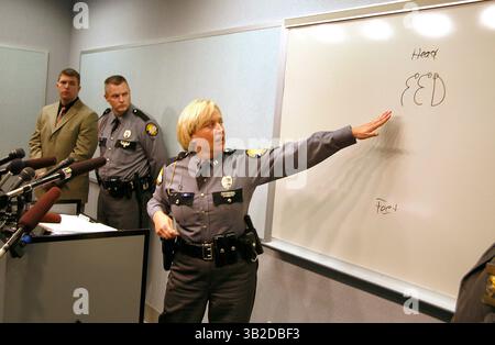 24 novembre 2009 - FRANKFORT, GA, États-Unis - Capitaine de police d'État du Kentucky Lisa Rudzinski a écrit sa version du mot FED qui a été inscrit sur la poitrine de William E. Sparkman, Jr., montrant les ''perles'' d'encre (en haut) que les enquêteurs ont conclu indique que Sparkman a écrit les lettres de bas en haut sur lui-même. La police d'État du Kentucky a tenu une conférence de presse le mardi 24 novembre 2009 à leur laboratoire centralisé à Frankfort au sujet de leur enquête sur la mort du travailleur du recensement américain William E. Sparkman, Jr., qui a été retrouvé mort le 12 septembre près d'un cimetière isolé du comté de Clay. Aut Banque D'Images