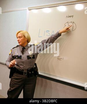 24 novembre 2009 - FRANKFORT, GA, États-Unis - Capitaine de police d'État du Kentucky Lisa Rudzinski a écrit sa version du mot FED qui a été inscrit sur la poitrine de William E. Sparkman, Jr., montrant les ''perles'' d'encre (en haut) que les enquêteurs ont conclu indique que Sparkman a écrit les lettres de bas en haut sur lui-même. La police d'État du Kentucky a tenu une conférence de presse le mardi 24 novembre 2009 à leur laboratoire centralisé à Frankfort au sujet de leur enquête sur la mort du travailleur du recensement américain William E. Sparkman, Jr., qui a été retrouvé mort le 12 septembre près d'un cimetière isolé du comté de Clay. Auth Banque D'Images