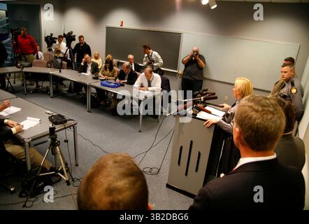 24 novembre 2009 - FRANKFORT, GA, États-Unis - le Capitaine de la police d'État du Kentucky Lisa Rudzinski, à droite, à la tribune, a annoncé les conclusions de l'enquête sur la mort de William E. Sparkman, Jr. La police d'État du Kentucky a tenu une conférence de presse le mardi 24 novembre 2009 à leur laboratoire centralisé à Frankfort au sujet de leur enquête sur la mort du travailleur du recensement américain William E. Sparkman, Jr., qui a été retrouvé mort le 12 septembre près d'un cimetière isolé du comté de Clay. Les autorités ont annoncé mardi à Frankfort que Sparkman s'est suicidé mais a essayé de faire ressembler la mort à un homicide. Photo de d Banque D'Images