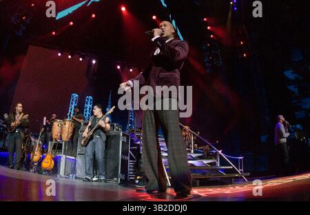 15 décembre 2009 - Los Angeles, Californie, États-Unis - ANTHONY 'ROMEO' SANTOS compositeur et chanteur principal du groupe de musique Bachata Aventura se produit en direct au Staples Center. (Crédit image : © Leopoldo Pena/Leopolda Pena/ZUMA Press) Banque D'Images