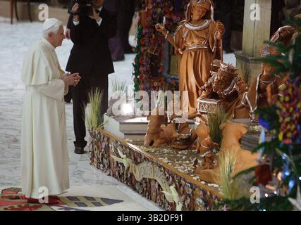 16 décembre 2009 - Cité du Vatican, Vatican, Italie - le pape BENOÎT XVI lors de son audience publique à Aula Paolo VI à la Cité du Vatican. (Crédit image : © Evandro Inetti/ZUMA Press) Banque D'Images