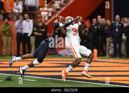 14 novembre 2015 : l'université de Syracuse corner back Cordell Hudson (20 ans) rompt une passe à l'université de Syracuse Running back Ervin Philips (3 ans) pendant la seconde moitié de jeu alors que Clemson bat Syracuse 37-27 dans un match ACC au Carrier Dome à Syracuse, NYC. Photo par Alan Schwartz/Cal Sport Media(crédit image : © Alan Schwartz/CSM via ZUMA Wire) Banque D'Images