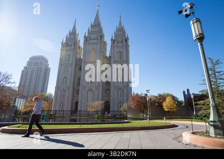 14 novembre 2015 - Salt Lake City, Utah, U. S - Un homme marche par le temple de Salt Lake de l'église de Jésus-Christ des Saints des derniers jours dans le centre-ville de Salt Lake City le 14 novembre 2015. (Crédit image : © Meredith Forrest Kulwicki via ZUMA Wire) Banque D'Images