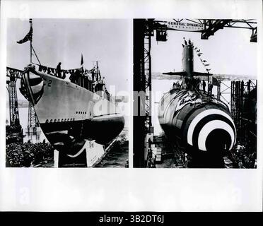29 février 2012 - quelle différence 25 ans font : les changements de style de sous-marin sont illustrés par ces navires sous-marins historiques qui ont été lancés à un quart de siècle d'intervalle au chantier naval de Groton, Conn. de la division Electric Boat de General Dynamics Corporation, le principal sous-constructeur du pays. À gauche, on voit le US Cuttlefish, premier sous-marin construit à Groton, montré en descendant les chemins le 21 novembre 1993. La proue du Cuttlefish était conventionnelle jusqu'à la seconde Guerre mondiale et était nécessaire parce que l'énergie diesel n'en faisait que des submersibles à temps partiel. Le Skip jack atomique profilé i Banque D'Images