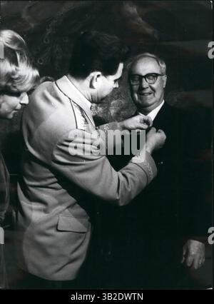 22 mars 2012 - cosmonaute soviétique gen. Georgy Bergovoy est en Italie pour assister à une visite de bonne volonté de l'amitié URSS italienne, a été reçu par le président italien Giuseppe Saragat et l'a décoré d'un distinctif des cosmonautes soviétiques. (Crédit image : © Keystone Pictures USA/ZUMAPRESS.com) Banque D'Images
