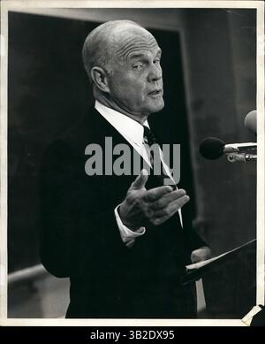 22 mars 2012 - 1983 décembre, New York University Graduate School of Business, New York City. :Le sénateur John Glenn s'est rendu à New York aujourd'hui et a tenu une conférence de presse à la New York University Graduate School of Business, au cœur du quartier financier de New York. M. Glenn a posé des questions sur sa position sur l'homosexualité. La photo montre la réaction du sénateur Glenss après avoir été mis à quel âge il a consciemment choisi d'être hétéro comme apposé à l'homosexualité. (Crédit image : © Keystone Pictures USA/ZUMAPRESS.com) Banque D'Images