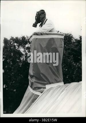 22 mars 2012 - Une maison est tout scellé - pour le débarrasser des insectes. : Forme unique d'une fumigation au Danemark. Un nouveau système de Copenhague avait des conteneurs d'un nouveau type de gaz australien placés dans les chambres - et toute la maison complètement recouverte d'une gigantesque tente en plastique. La maison a été laissée scellée pendant deux jours - après que la tente a été enlevée - un autre jour a été autorisé à s'écouler avant que d'autres familles soient autorisées à revenir avec - on espère - aucune autre preuve des parasites photo montre Weaing un masque à gaz - les experts scellent la maison - à Lyngby, NR. Copenhague (crédit image : © Keystone Pictures USA/ZUMAPR Banque D'Images