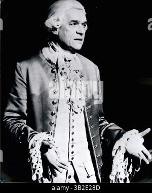 28 fév. 2012 - janvier 1980 Paul Scofield dans Amadeus au Olivier Theatre Ã¢â‚¬â€œ la production de la nouvelle pièce Amadeus de Peter ShafferÃ¢â‚¬â„¢au Olivier Theatre, South Bank, Londres. Réalisé par Peter Hall avec design et éclairage de John Bury, musique de Mozart et Salieri. Photos montre : Paul Scofield qui prend le rôle d'Antonio Salieri dans la pièce. (Crédit image : © Keystone Pictures USA/ZUMAPRESS.com) Banque D'Images