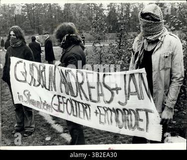 04 avril 2012 - enterrement des terroristes Baader-Meinhof : les funérailles ont eu lieu le 27 octobre, des trois condamnés du gang Baader-Meinhof qui se sont suicidés dans la prison de Stammheim à l'âge de 10 jours ont été enterrés au cimetière de Stuttgart, Andreas Baader, Jan Raspe, G. Enssli. La photo montre des partisans masqués de Baader-Meinchof avec leur affiche ; ''Gudrun, Andreas et Jan, ont été torturés et assassinés à la prison de Stammheim. (Crédit image : © Keystone Pictures USA/ZUMAPRESS.com) Banque D'Images