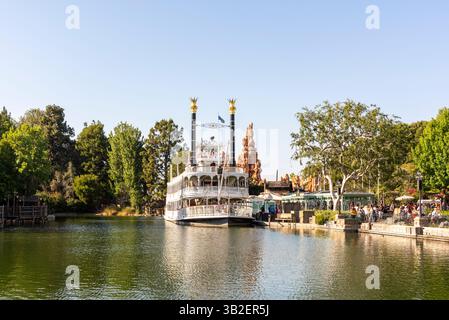 Peignez la nuit 2016 et la journée au parc, Disneyland, Anaheim, Californie Banque D'Images