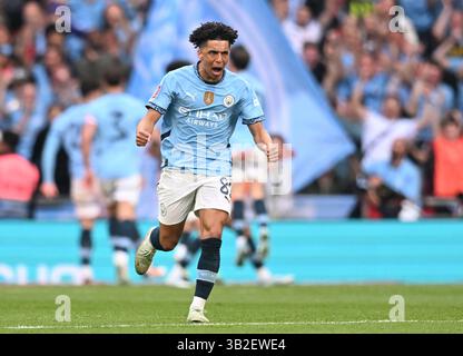 Stade de Wembley, Londres, Royaume-Uni. 27 avril 2025. FA Cup demi-finale de football, Nottingham Forest contre Manchester City ; Rico Lewis de Manchester City célèbre le deuxième but de Manchester City contre Gvardiol à la 51e minute crédit : action plus Sports/Alamy Live News Banque D'Images