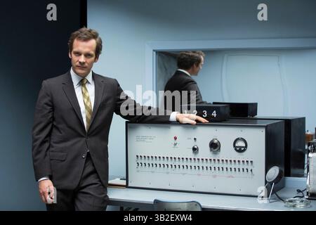 DATE DE SORTIE : octobre 16, 2015TITLE : Experimenter STUDIO : Magnolia Pictures RÉALISATEUR : Michael Almereyda INTRIGUE : en 1961, le célèbre psychologue social Stanley Milgram a mené une série d'expériences de comportement radical qui ont testé la volonté des humains ordinaires d'obéir à l'autorité PHOTO : PETER SARSGAARD comme Stanley Milgram (crédit image : © Magnolia Pictures/Entertainment Pictures/ZUMAPRESS.com) Banque D'Images