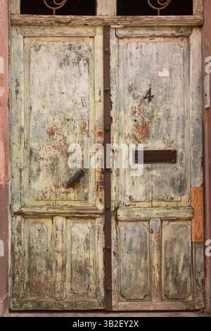 6 janvier 2016 - San Miguel de Allende, Mexique - Une porte en bois peint de style hacienda traditionnelle sur une maison historique à San Miguel de Allende, Mexique. (Crédit image : © Richard Ellis via ZUMA Wire) Banque D'Images