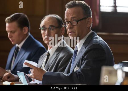 DATE DE SORTIE : octobre 16, 2015TITLE : Bridge of Spies STUDIO : Voltage Pictures RÉALISATEUR : Steven Spielberg INTRIGUE : pendant la guerre froide, un avocat américain est recruté pour défendre un espion soviétique arrêté au tribunal, puis aider la CIA à faciliter un échange de l'espion contre le pilote d'avion espion U2 américain capturé par les Soviétiques, Francis Gary Powers PHOTO : TOM HANKS comme James B. Donovan Poster Art (crédit : © DreamworksPictures/ZUMAPRESS.com) Banque D'Images