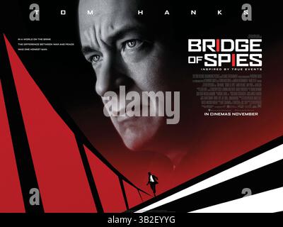 DATE DE SORTIE : octobre 16, 2015TITLE : Bridge of Spies STUDIO : Voltage Pictures RÉALISATEUR : Steven Spielberg INTRIGUE : pendant la guerre froide, un avocat américain est recruté pour défendre un espion soviétique arrêté au tribunal, puis aider la CIA à faciliter un échange de l'espion contre le pilote d'avion espion U2 américain capturé par les Soviétiques, Francis Gary Powers PHOTO : TOM HANKS comme James B. Donovan Poster Art (crédit : © DreamworksPictures/ZUMAPRESS.com) Banque D'Images