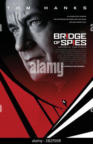 DATE DE SORTIE : octobre 16, 2015TITLE : Bridge of Spies STUDIO : Voltage Pictures RÉALISATEUR : Steven Spielberg INTRIGUE : pendant la guerre froide, un avocat américain est recruté pour défendre un espion soviétique arrêté au tribunal, puis aider la CIA à faciliter un échange de l'espion contre le pilote d'avion espion U2 américain capturé par les Soviétiques, Francis Gary Powers PHOTO : TOM HANKS comme James B. Donovan Poster Art (crédit : © DreamworksPictures/ZUMAPRESS.com) Banque D'Images