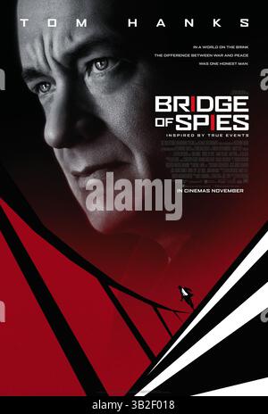 DATE DE SORTIE : octobre 16, 2015TITLE : Bridge of Spies STUDIO : Voltage Pictures RÉALISATEUR : Steven Spielberg INTRIGUE : pendant la guerre froide, un avocat américain est recruté pour défendre un espion soviétique arrêté au tribunal, puis aider la CIA à faciliter un échange de l'espion contre le pilote d'avion espion U2 américain capturé par les Soviétiques, Francis Gary Powers PHOTO : TOM HANKS comme James B. Donovan Poster Art (crédit : © DreamworksPictures/ZUMAPRESS.com) Banque D'Images