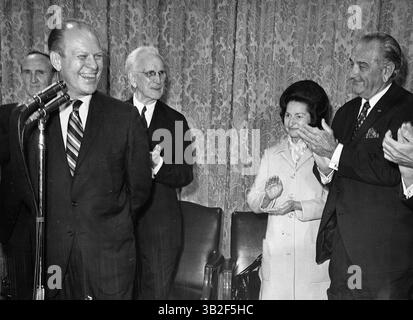 12 août 2006 - Ann Arbor, Michigan, États-Unis d'Amérique - Ann Arbor, mi - DOSSIER -- le président des États-Unis Lyndon B. Johnson et la première dame Lady Bird Johnson, le chef de la majorité au Sénat des États-Unis Mike Mansfield (démocrate du Montana), le président de la Chambre John McCormack (démocrate du Massachusetts) et d'autres saluent le chef de la minorité à la Chambre Gerald R. Ford (républicain du Michigan). Date : 1967.crédit : avec l'aimable autorisation de Gerald R. Ford Library via CNP (crédit image : © Gerald R. Ford Library/CNP via ZUMA Wire) Banque D'Images
