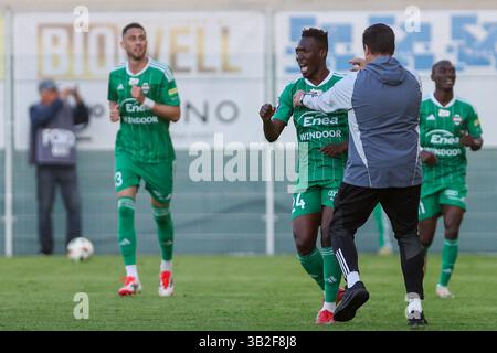 Radom, Pologne. 27 avril, 2025 célébration de Zie Ouattara Avert marquer un but lors du Radomiak Radom vs Lech Poznan PKO Ekstraklasa match au Radomiak Stadium. Crédit : Igor Jakubowski/Alamy Live News Banque D'Images