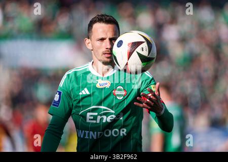 Radom, Pologne. 27 avril 2025 Rafal Wolski avec ballon lors du match Radomiak Radom vs Lech Poznan PKO Ekstraklasa au stade Radomiak. Crédit : Igor Jakubowski/Alamy Live News Banque D'Images