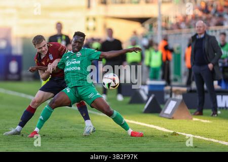 Radom, Pologne. 27 avril 2025 Zie Ouattara lors du match Radomiak Radom vs Lech Poznan PKO Ekstraklasa au stade Radomiak. Crédit : Igor Jakubowski/Alamy Live News Banque D'Images
